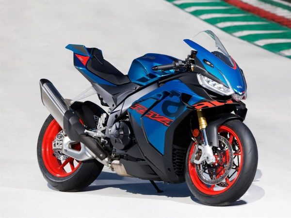 aprilia-rsv4-1100_01.jpg