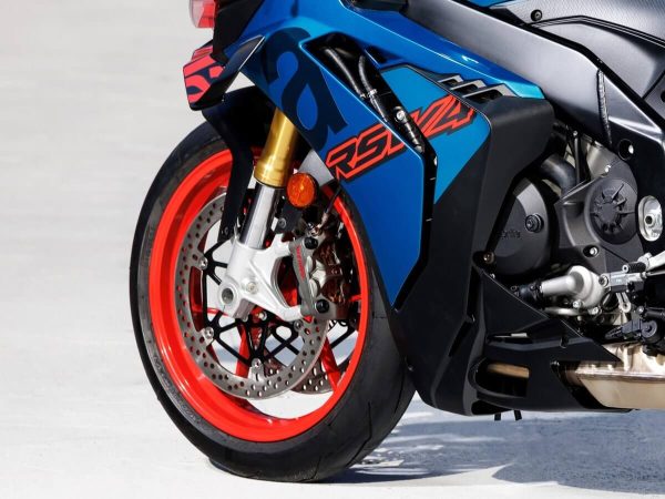 aprilia-rsv4-1100_03.jpg
