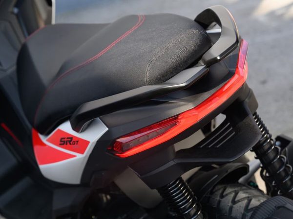 aprilia-sr-gt-sport-200_03.jpg