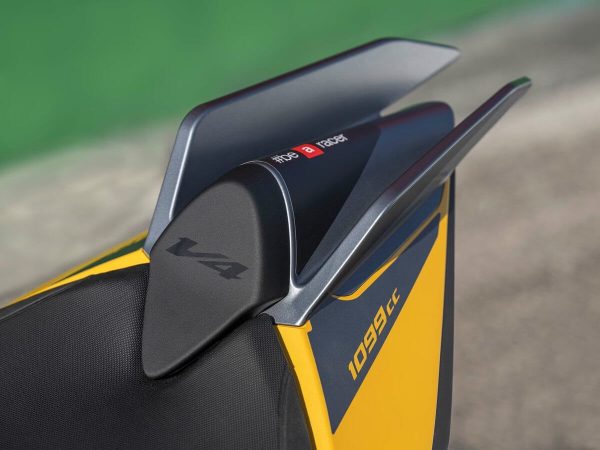 aprilia-tuono-v4-1100_03.jpg